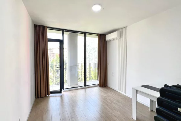 Ambient biznesi me qera 3+1 ne Tirane - 1,100 Euro