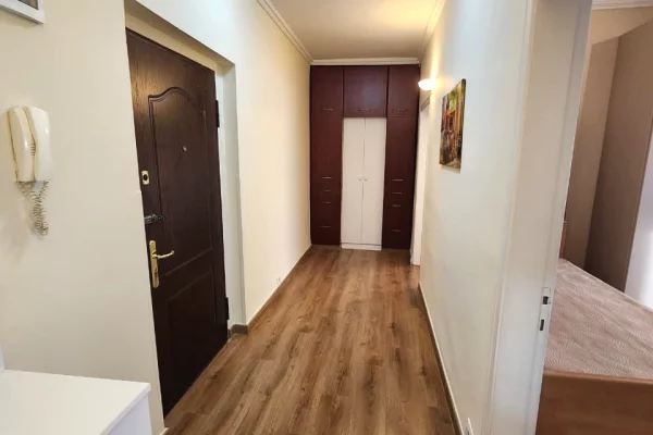 Shtepi me qera Apartament ne Tirane, 2+1, Mobilimi E mobiluar, Pagesa 1,000  Euro.