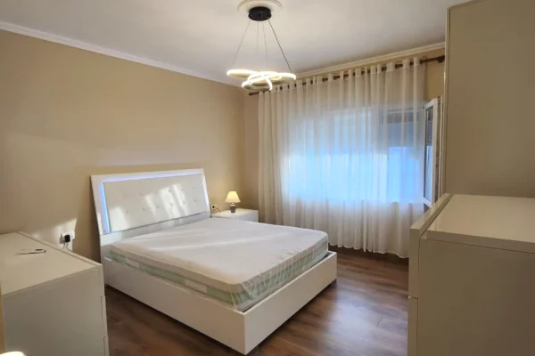 Shtepi me qera Apartament ne Tirane, 2+1, Mobilimi E mobiluar, Pagesa 1,000  Euro.