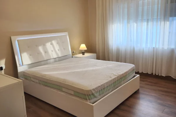 Shtepi me qera Apartament ne Tirane, 2+1, Mobilimi E mobiluar, Pagesa 1,000  Euro.