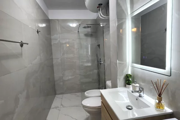 Shtepi me qera Apartament ne Tirane, 2+1, Mobilimi E mobiluar, Pagesa 1,000  Euro.