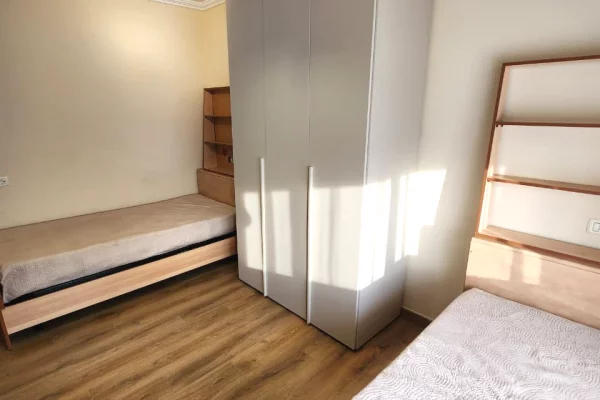 Shtepi me qera Apartament ne Tirane, 2+1, Mobilimi E mobiluar, Pagesa 1,000  Euro.