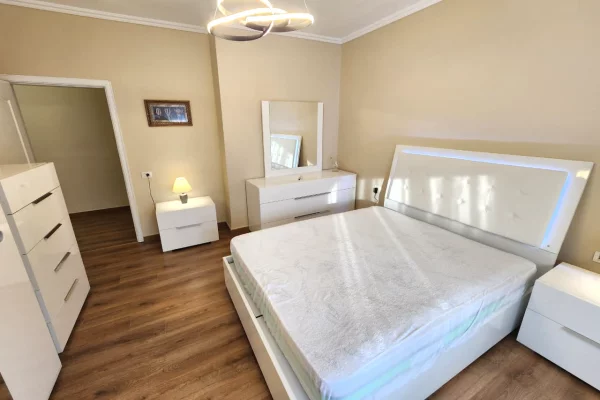 Shtepi me qera Apartament ne Tirane, 2+1, Mobilimi E mobiluar, Pagesa 1,000  Euro.