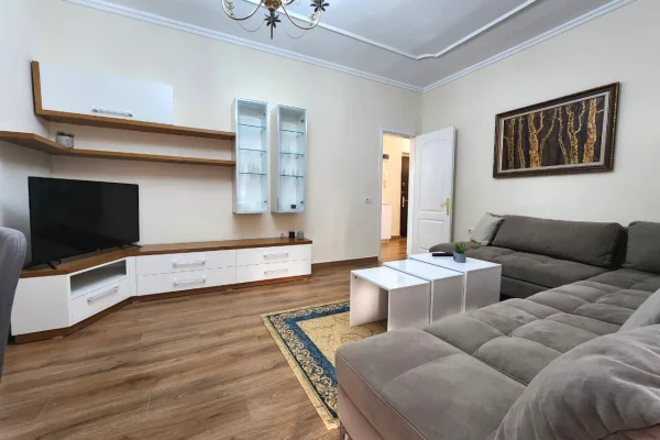 Shtepi me qera Apartament ne Tirane, 2+1, Mobilimi E mobiluar, Pagesa 1,000  Euro.