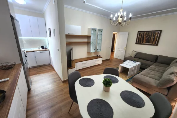 Shtepi me qera Apartament ne Tirane, 2+1, Mobilimi E mobiluar, Pagesa 1,000  Euro.