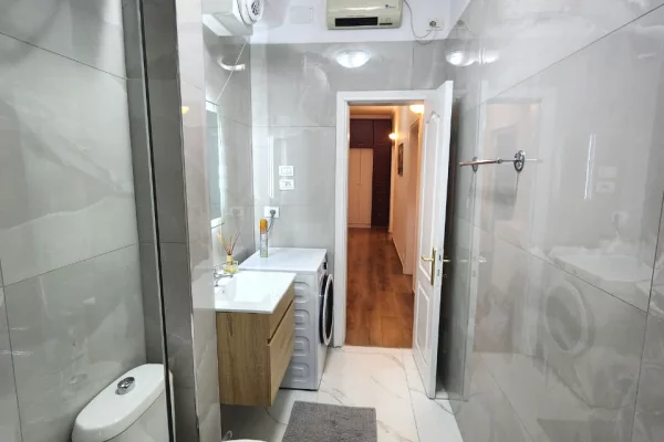 Shtepi me qera Apartament ne Tirane, 2+1, Mobilimi E mobiluar, Pagesa 1,000  Euro.