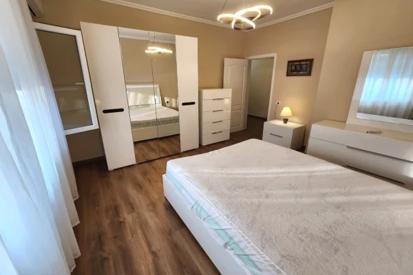 Shtepi me qera Apartament ne Tirane, 2+1, Mobilimi E mobiluar, Pagesa 1,000  Euro.