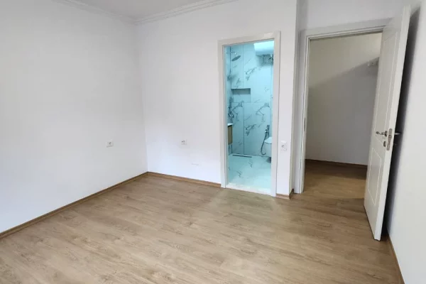ZYRË ME Qira 90m2( kati 2) 📍Qendër/ Përballë Toptanit | 3 Ambjente pune | 100 % E Re 🔥 95.000 Lekë/Muaj