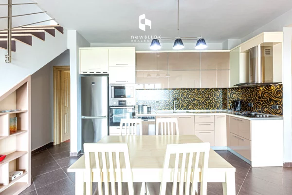 Shtepi ne shitje Duplex(shtepi me 2 kate) ne Tirane, 3+1, Mobilimi E mobiluar, Pagesa 249,000  Euro.