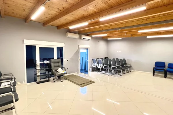 Zyre me Qera Premium⚜️: 3 Ambiente Pune + 1 Verande📍Rruga e Kavajes (Prane Esp Oil, Buze Rruge) - Sp.200m2 - 3000Euro/Muaj || Super Privatesi Totale