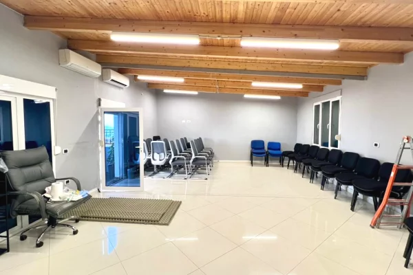 Zyre me Qera Premium⚜️: 3 Ambiente Pune + 1 Verande📍Rruga e Kavajes (Prane Esp Oil, Buze Rruge) - Sp.200m2 - 3000Euro/Muaj || Super Privatesi Totale