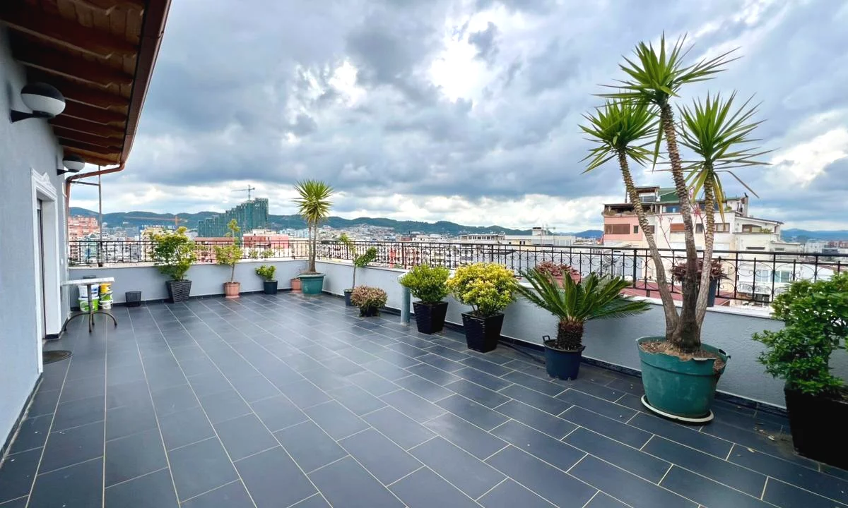 Zyre me Qera Premium⚜️: 3 Ambiente Pune + 1 Verande📍Rruga e Kavajes (Prane Esp Oil, Buze Rruge) - Sp.200m2 - 3000Euro/Muaj || Super Privatesi Totale