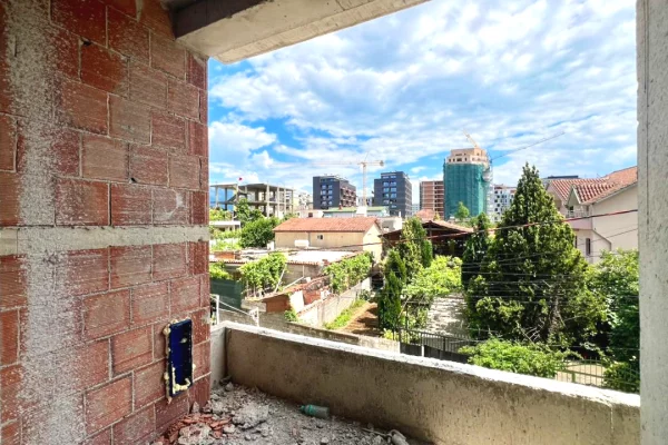 Shtepi ne shitje Apartament ne Tirane, 1+1, Mobilimi Bosh, pa mobiluar, Pagesa 130,000  Euro.