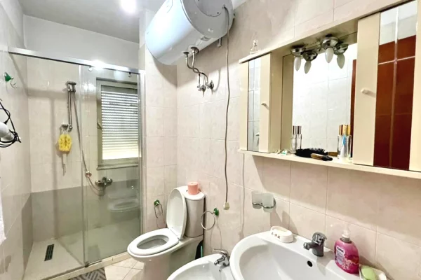Me Qera: 2+1+2wc📍Brryl (Buze Rruge Kryesore) - 60,000 Leke/Muaj - S.115m² - Pallat i Ri me dy ashensor