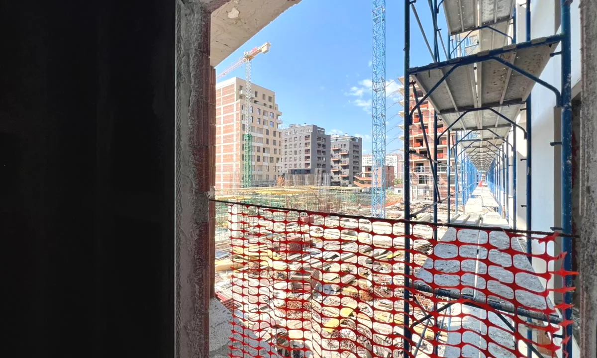 Shtepi ne shitje Apartament ne Tirane, 2+1, Mobilimi Bosh, pa mobiluar, Pagesa 180,000  Euro.