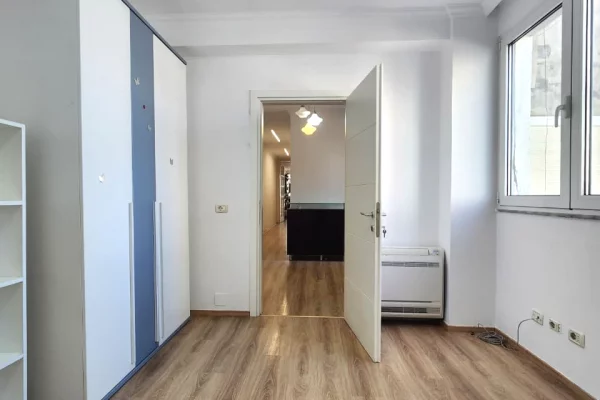 Shtepi me qera Apartament ne Tirane, 3+1, Mobilimi E mobiluar, Pagesa 700  Euro.