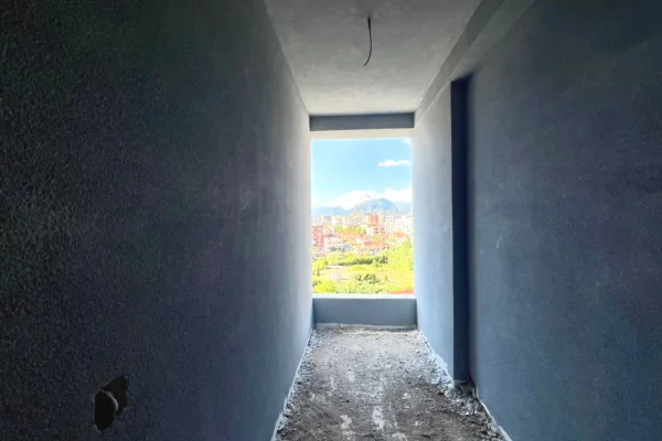 Shtepi ne shitje Apartament ne Tirane, 1+1, Mobilimi Bosh, pa mobiluar, Pagesa 125,000  Euro.