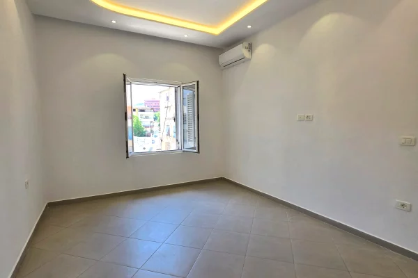 Me Qera: ZYRE - 80m2 (kati 5 pallat ekzistues) 📍Garda / Liqeni artificial | 4 Ambjente pune (3+1+2ballkone) 100 % E Re🔥 70.000 Leke/Muaj