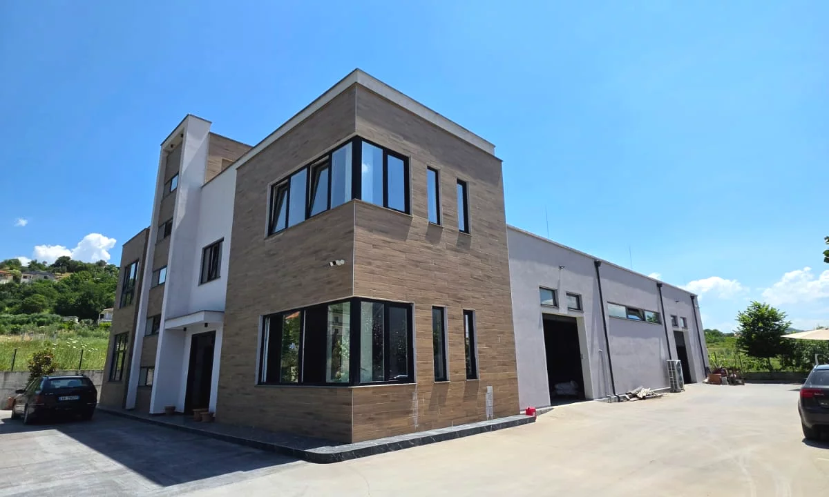 🏢 MAGAZINE MODERNE ME QIRA NE PRUSH – Kombinat 200 m2 | Ndertim i Ri | Standarde Bashkekohore 5 m lartesi 💥 100.000 Leke/Muaj 🔥🔥