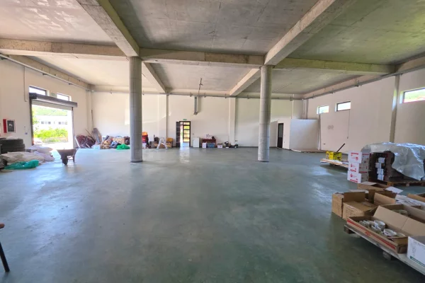 🏢 MAGAZINE MODERNE ME QIRA NE PRUSH – Kombinat 200 m2 | Ndertim i Ri | Standarde Bashkekohore 5 m lartesi 💥 100.000 Leke/Muaj 🔥🔥