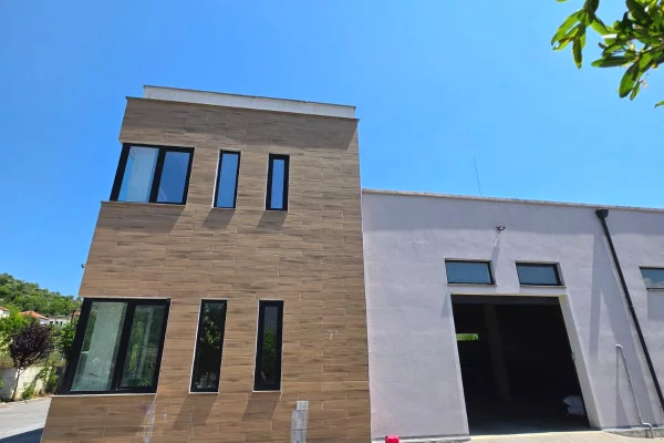 🏢 MAGAZINE MODERNE ME QIRA NE PRUSH – Kombinat 200 m2 | Ndertim i Ri | Standarde Bashkekohore 5 m lartesi 💥 100.000 Leke/Muaj 🔥🔥