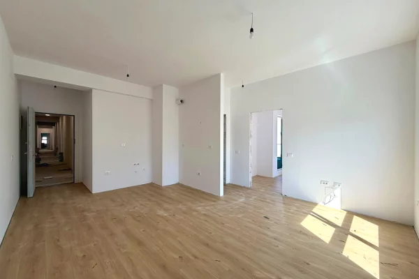 Shtepi ne shitje Apartament ne Tirane, 1+1, Mobilimi Bosh, pa mobiluar, Pagesa 98,000  Euro.