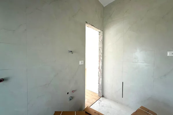 Shtepi ne shitje Apartament ne Tirane, 1+1, Mobilimi Bosh, pa mobiluar, Pagesa 98,000  Euro.