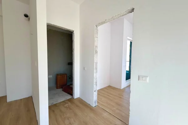 Shtepi ne shitje Apartament ne Tirane, 1+1, Mobilimi Bosh, pa mobiluar, Pagesa 98,000  Euro.