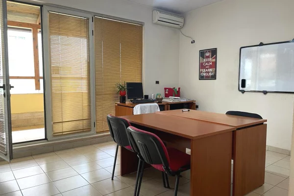 ● Me Qera: ZYRË 197 m² me 2 🚾📍DON BOSKO (Përballe Kishës Katolike) ⛪️ Kati 2, Ndarë në 7 Ambiente Pune + Depo | Çmimi: 850€ NETO/Muaj 🔥