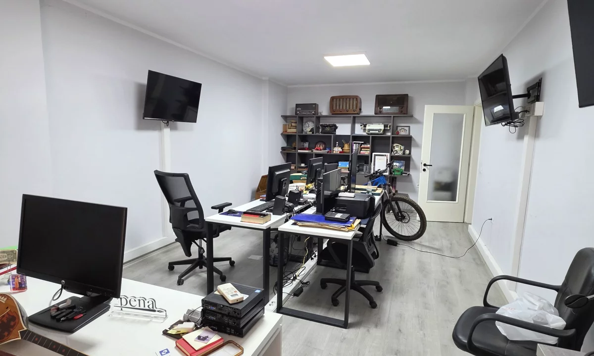 ● ZYRE : 110 m2 Kati 1 Teknik (📍Petro Nini - Sheshi Willson ) 3 Ambiente Pune🌐 3 AC, I Mobiluar per ZYRE 😲 1000Euro NETO/Muaj 🔥