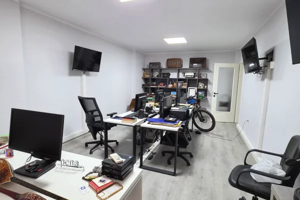 Ambient biznesi me qera 3+1 ne Tirane - 1,000 Euro