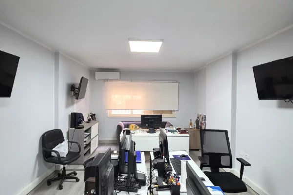 ● ZYRE : 110 m2 Kati 1 Teknik (📍Petro Nini - Sheshi Willson ) 3 Ambiente Pune🌐 3 AC, I Mobiluar per ZYRE 😲 1000Euro NETO/Muaj 🔥