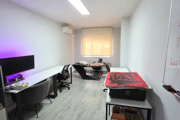 ● ZYRE : 110 m2 Kati 1 Teknik (📍Petro Nini - Sheshi Willson ) 3 Ambiente Pune🌐 3 AC, I Mobiluar per ZYRE 😲 1000Euro NETO/Muaj 🔥