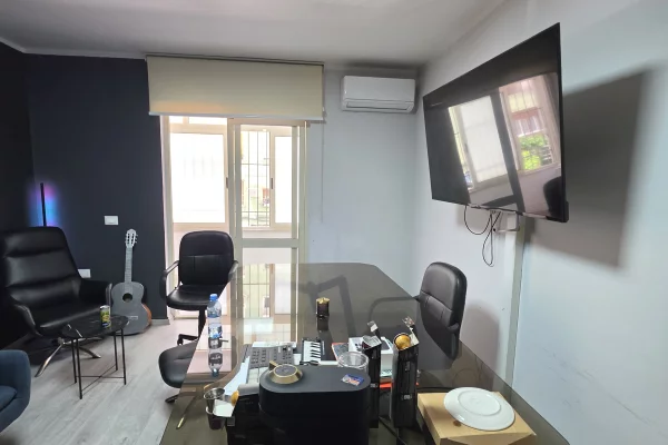 ● ZYRE : 110 m2 Kati 1 Teknik (📍Petro Nini - Sheshi Willson ) 3 Ambiente Pune🌐 3 AC, I Mobiluar per ZYRE 😲 1000Euro NETO/Muaj 🔥