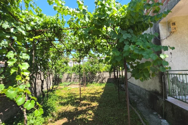 SHITET: Truall ( 500m2) + Shtepi Private ( 341m2 ) 📍 LAPRAKE - Pas Spitalit Ushtarak 200m ) Akses Direkt ne Unaze & Autostrade 🛣️ 350.000Euro ✨️