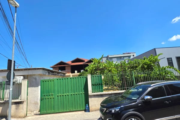 SHITET: Truall ( 500m2) + Shtepi Private ( 341m2 ) 📍 LAPRAKE - Pas Spitalit Ushtarak 200m ) Akses Direkt ne Unaze & Autostrade 🛣️ 350.000Euro ✨️