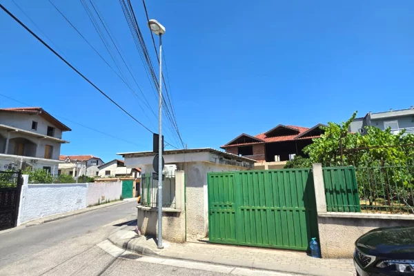 SHITET: Truall ( 500m2) + Shtepi Private ( 341m2 ) 📍 LAPRAKE - Pas Spitalit Ushtarak 200m ) Akses Direkt ne Unaze & Autostrade 🛣️ 350.000Euro ✨️