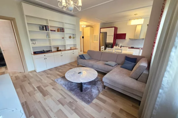 Shtepi ne shitje Apartament ne Tirane, 2+1, Mobilimi E mobiluar, Pagesa 230,000  Euro.