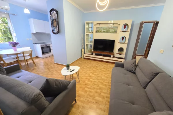 💥💥 Me Qira: 2+1 📍 Rruga e Barrikadave – Pranë Shkollës "Sami Frashëri" | 75 m² | 60.000 Lekë/Muaj (Pallat me ashensor)🔥
