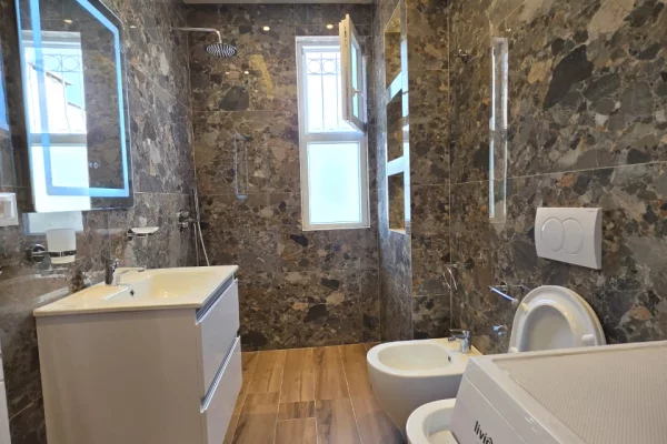 Shtepi me qera Apartament ne Tirane, 2+1, Mobilimi E mobiluar, Pagesa 700  Euro.