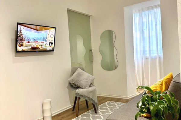 🏠Me Qera: 1+1 📍Sheshi Wilson (Prane Gjimnazit Petro Nini) - 55,000 Leke/Muaj - K.3 - SP.60m² || Me Akses te shpejte drejt Qendres dhe Bllokut🏃🏻‍♂