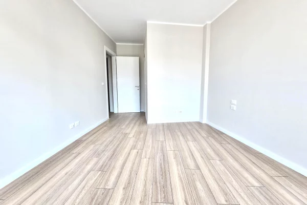Me Qera: 💻Super zyre 📍Lake View, te Liqeni Tiranes (128m2) - 3 amb. pune, 2wc, verande & GARAZH🚗 || me super Pamje nga Liqeni | 1,500 Euro/Muaj