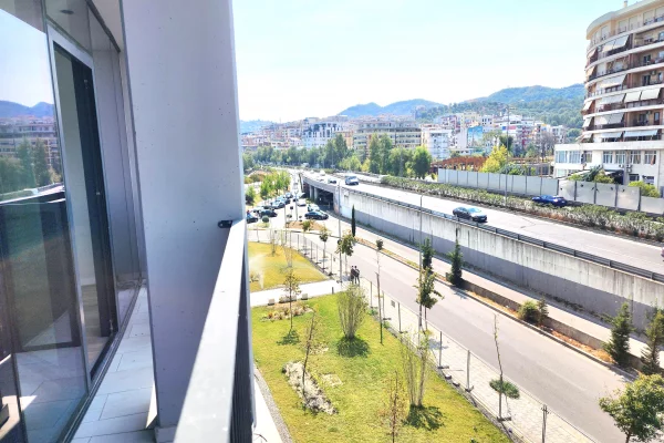 Me Qera: 💻Super zyre 📍Lake View, te Liqeni Tiranes (128m2) - 3 amb. pune, 2wc, verande & GARAZH🚗 || me super Pamje nga Liqeni | 1,500 Euro/Muaj