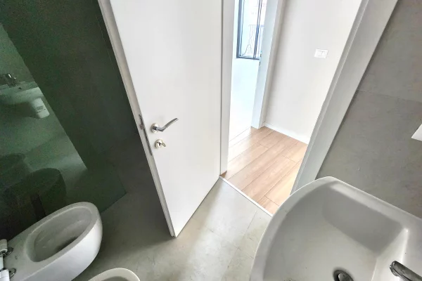 Me Qera: 💻Super zyre 📍Lake View, te Liqeni Tiranes (128m2) - 3 amb. pune, 2wc, verande & GARAZH🚗 || me super Pamje nga Liqeni | 1,500 Euro/Muaj