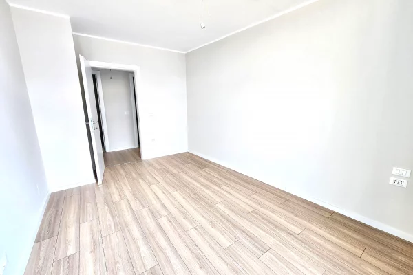 Me Qera: 💻Super zyre 📍Lake View, te Liqeni Tiranes (128m2) - 3 amb. pune, 2wc, verande & GARAZH🚗 || me super Pamje nga Liqeni | 1,500 Euro/Muaj