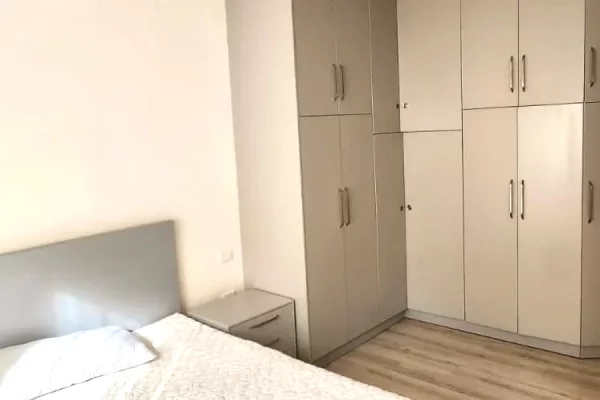 Shtepi me qera Apartament ne Tirane, 2+1, Mobilimi E mobiluar, Pagesa 690  Euro.