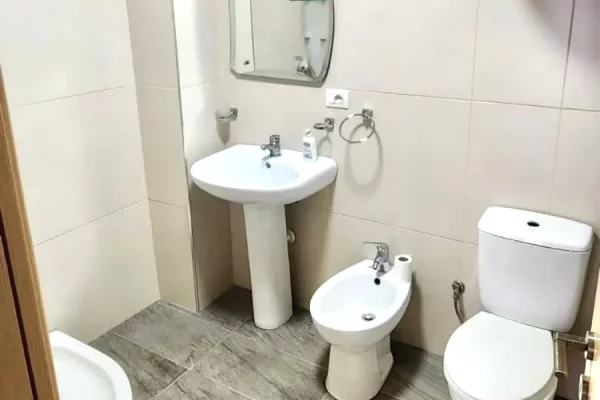 Shtepi me qera Apartament ne Tirane, 2+1, Mobilimi E mobiluar, Pagesa 690  Euro.