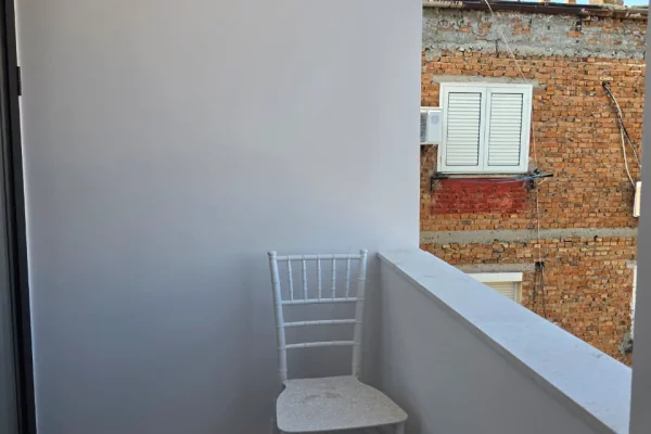 Shtepi ne shitje Apartament ne Tirane, 1+1, Mobilimi E mobiluar, Pagesa 120,000  Euro.