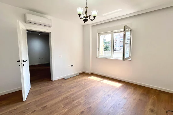 Ambient biznesi me qera 3+1 ne Tirane - 1,050 Euro