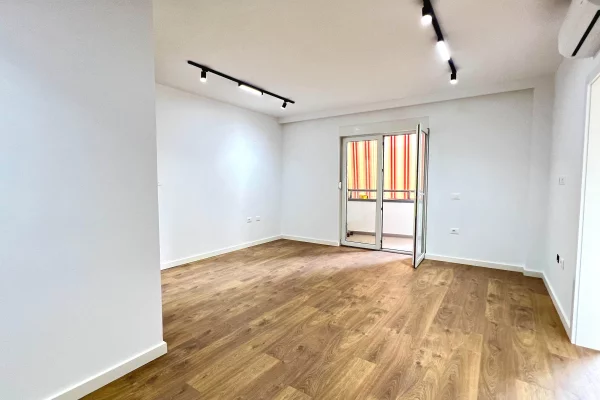 ZYRE ME QERA: 2 Ambiente Pune 📍Stadiumi Air Albania - Buze Rruge Kryesore || 1050Euro/Muaj - Pallat i Ri - K.3 - SP.77m2 - Lokacion Premium